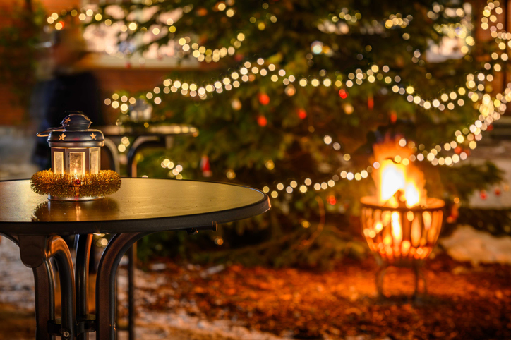Feuerschale und Bistrotisch vor Weihnachtsbaum auf Veranstaltungen. 