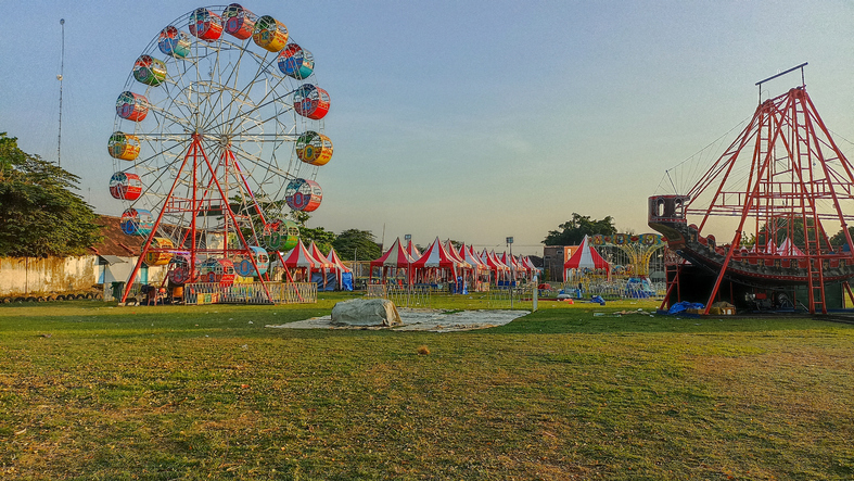 Veranstaltungen mit Riesenrad und Rummel vor einem klaren Himmel.