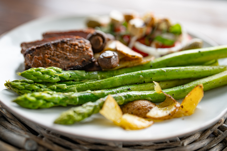 Gebratener grüner Spargel mit Steak