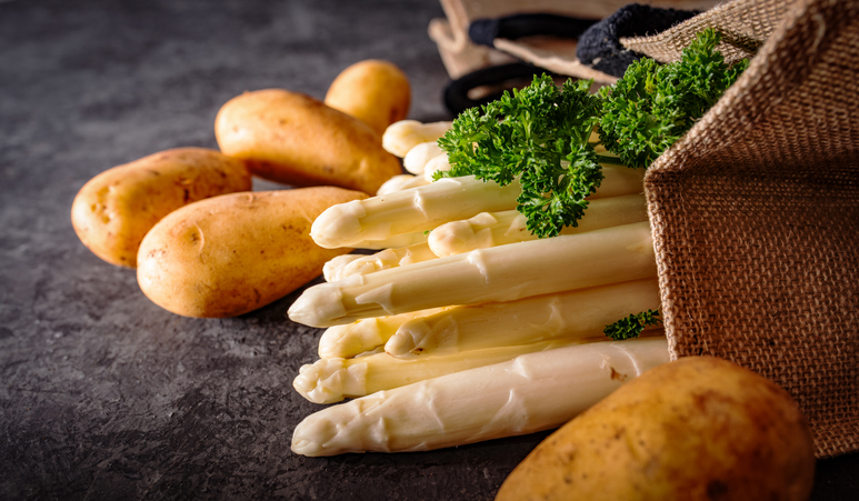 Weißer Spargel mit Kartoffeln und Petersilie