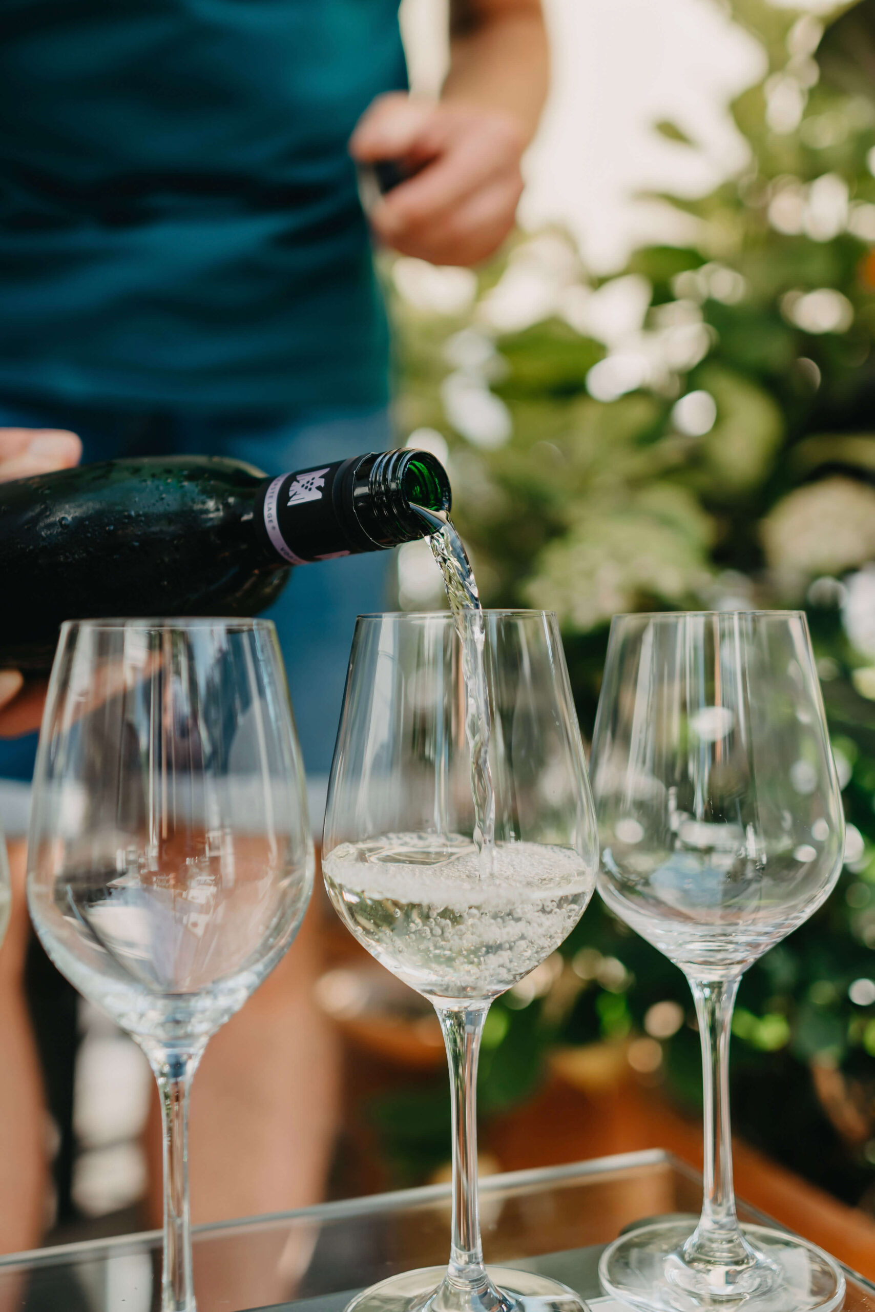 Wein wird eingegossen bei Weinfeste Thüringen