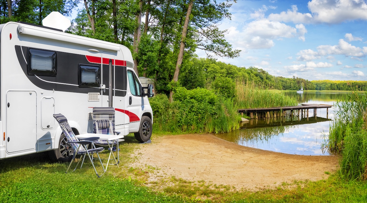 Wohnmobil an Badesee