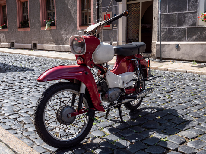 Alte Simson auf Kopfsteinpflaster.